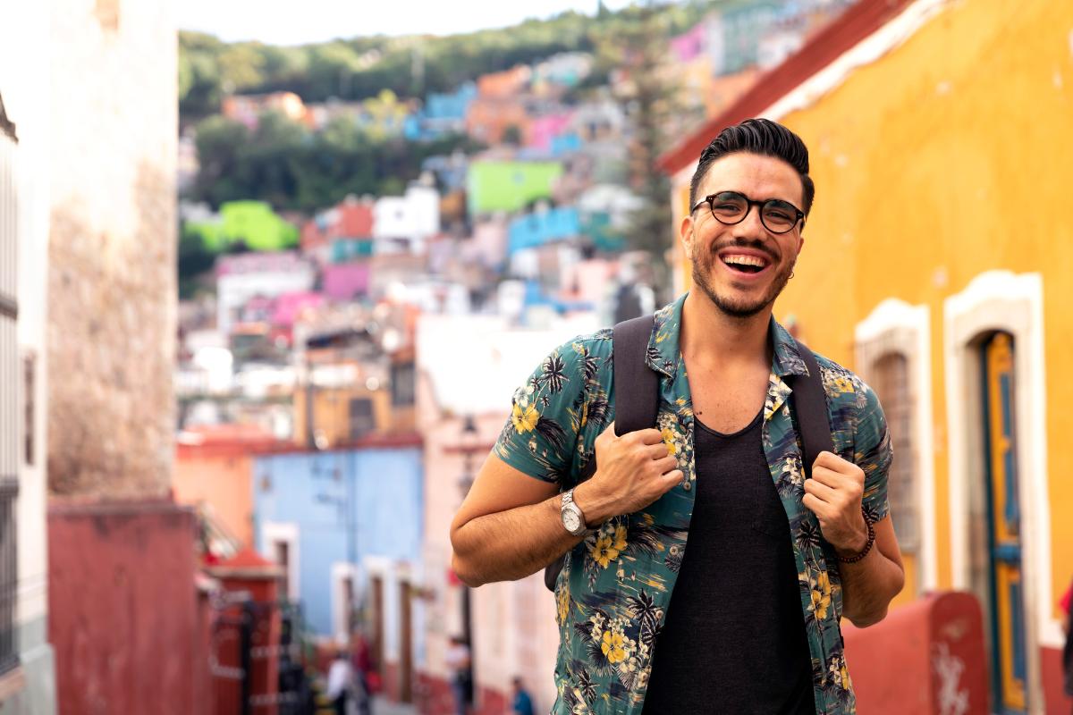 homem turistando após fazer um planejamento de viagem masculina 